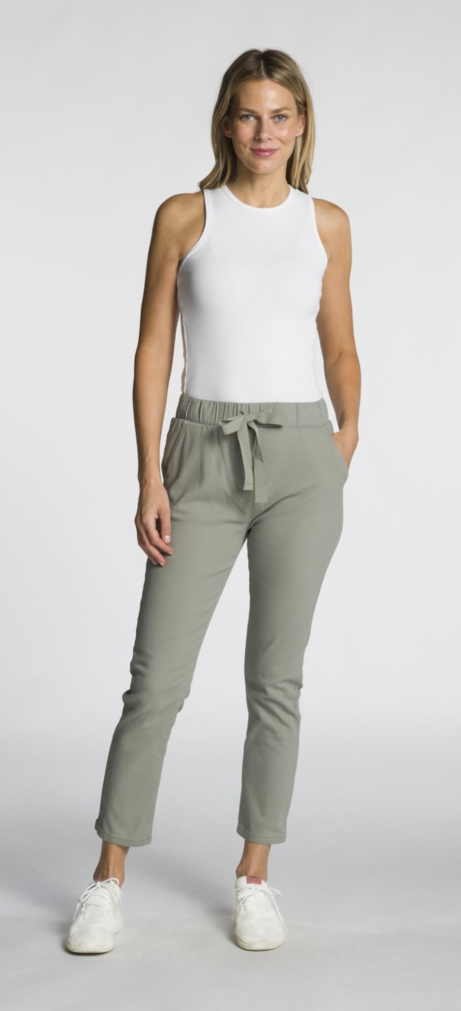 WOMEN'S OLIVE STRETCH CAPRI PANT